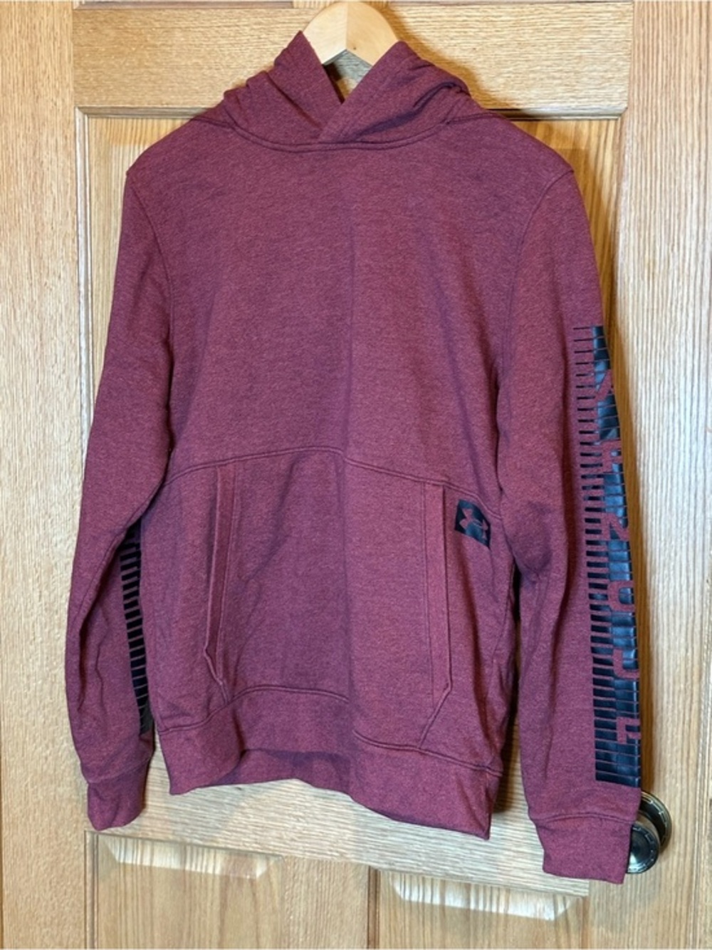 Under Armour Hoodie Mens medium Red Logo Pullover Fleece Fitted Gym